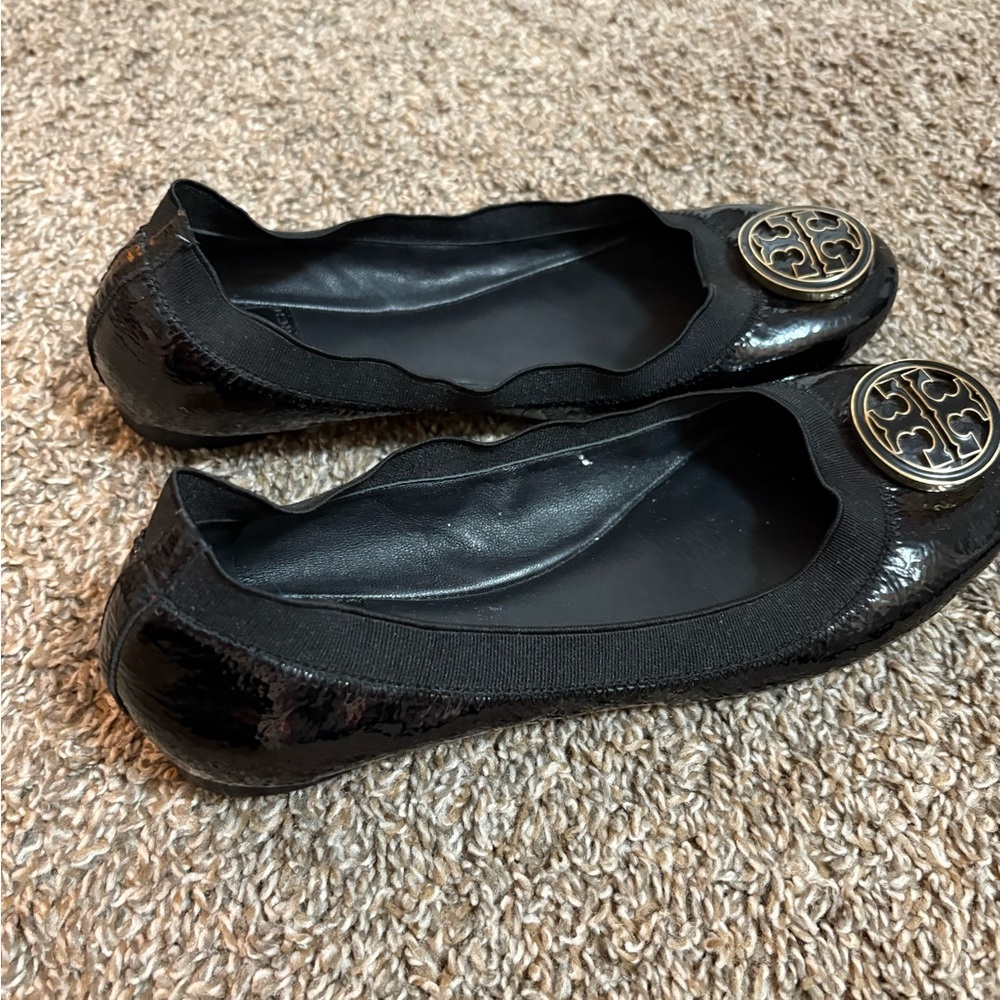 Tory Burch Shiny Black Flats with Gold Logo - Picture 5 of 9
